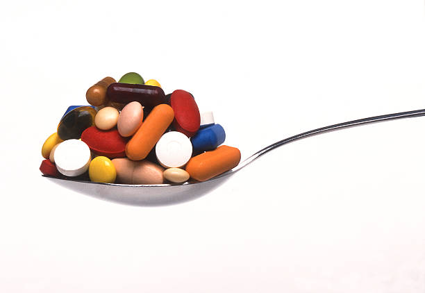 Tabletten auf einem Löffel – Foto