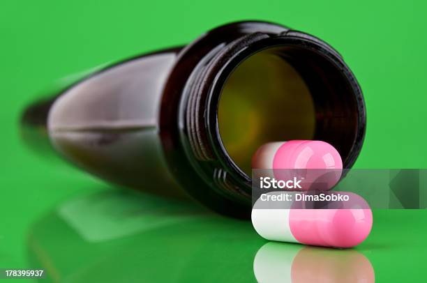 Foto de Pílulas Com Garrafa e mais fotos de stock de Alimentação Saudável - Alimentação Saudável, Antibiotico, Comprimido