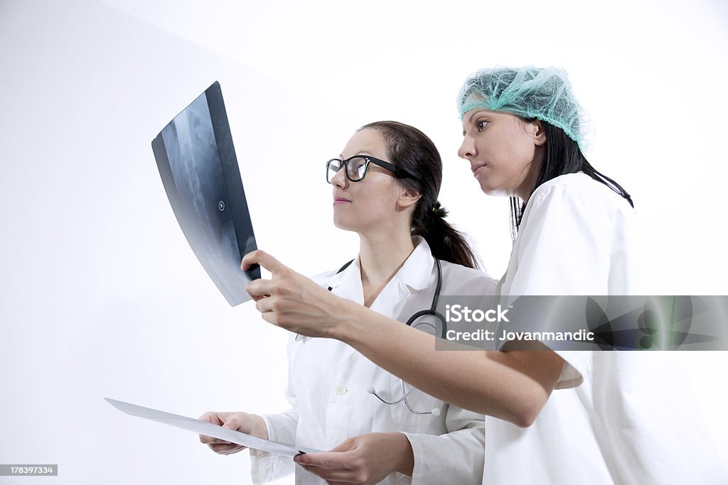 Médecin examiner x-ray image - Photo de Chirurgien orthopédique libre de droits