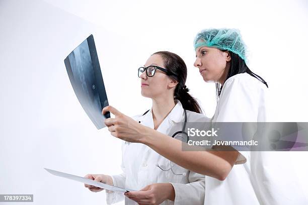 Médico Examinar Uma Radiografia De Imagem - Fotografias de stock e mais imagens de Cirurgião ortopédico - Cirurgião ortopédico, Adulto, Analisar