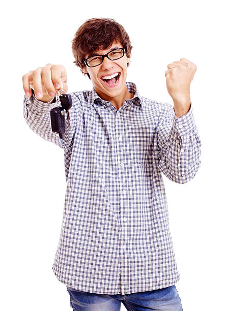 Homem jovem feliz com as chaves do Carro - fotografia de stock