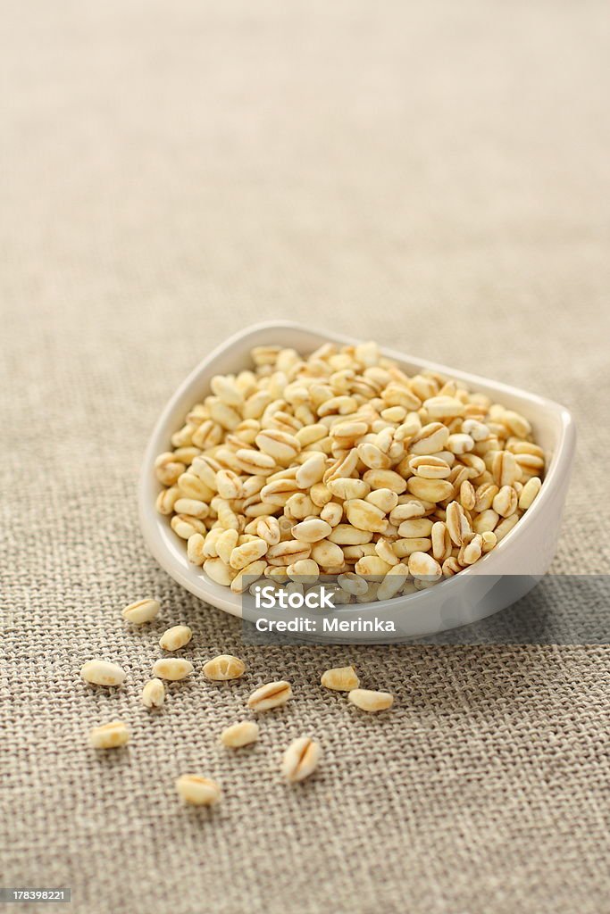 Зерна пшеницы в белая Керамическая чаша on sackcloth фоне - Стоковые фото Без людей роялти-фри