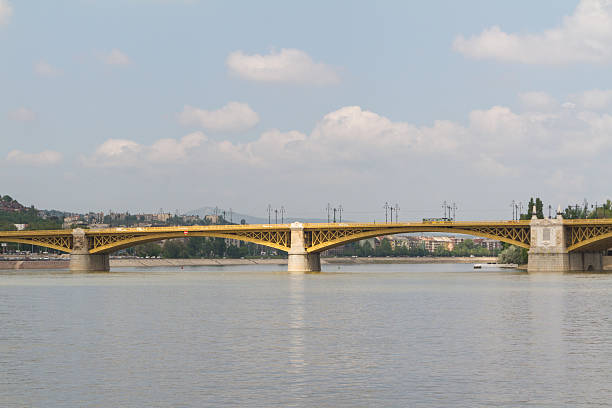 vista panorámica de la recientemente renovado margit puente de budapest. - margit bridge fotos fotografías e imágenes de stock