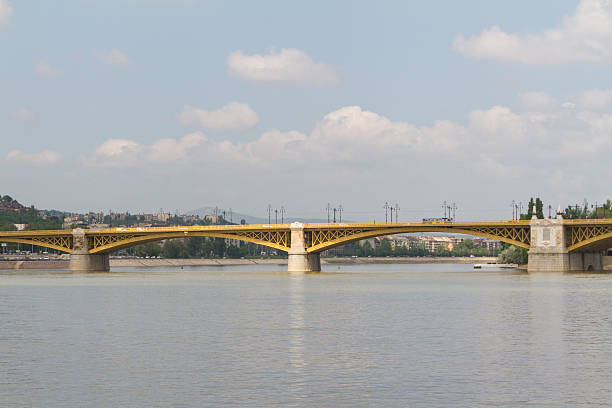 живописный вид на недавно обновленными моста магрит в будапеште. - margit bridge фотографии стоковые фото и изображения