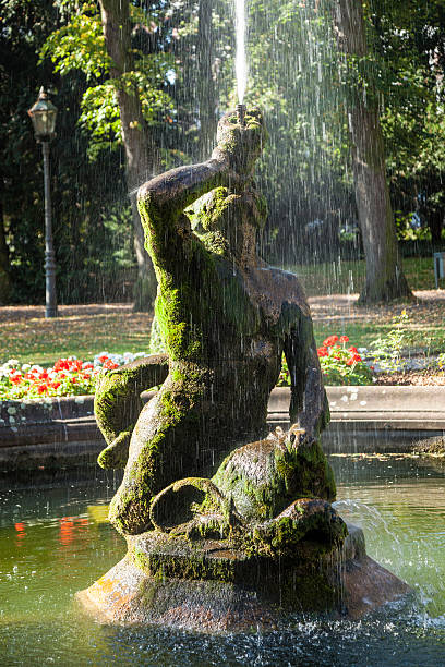 istock famous neptune fountain 178398817