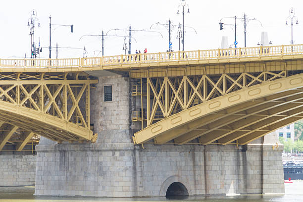 vista panorámica de la recientemente renovado margit puente de budapest. - margit bridge fotos fotografías e imágenes de stock