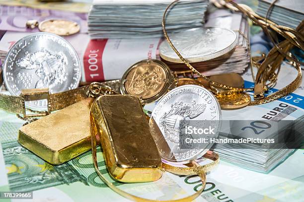 Euro Rachunki Gold I Silver - zdjęcia stockowe i więcej obrazów Biżuteria - Biżuteria, Moneta, Sztaba