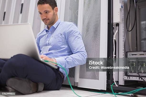 Foto de Homem Concentrandose No Laptop Ligado Para O Servidor e mais fotos de stock de 20 Anos