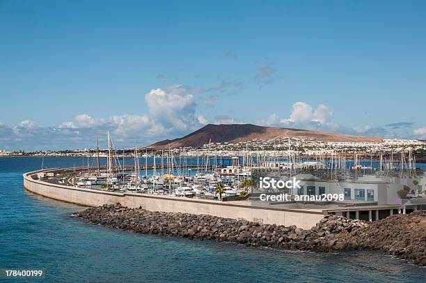 Porto De Lanzarote - Fotografias de stock e mais imagens de Azul - Azul, Cais - Estrutura Feita pelo Homem, Cordilheira - Montanha