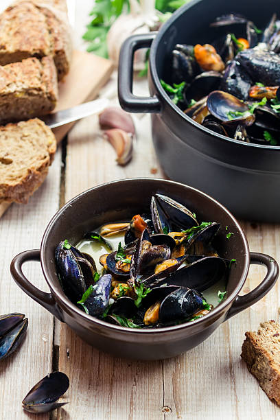 istock Freshly cooked mussels at home 178400288