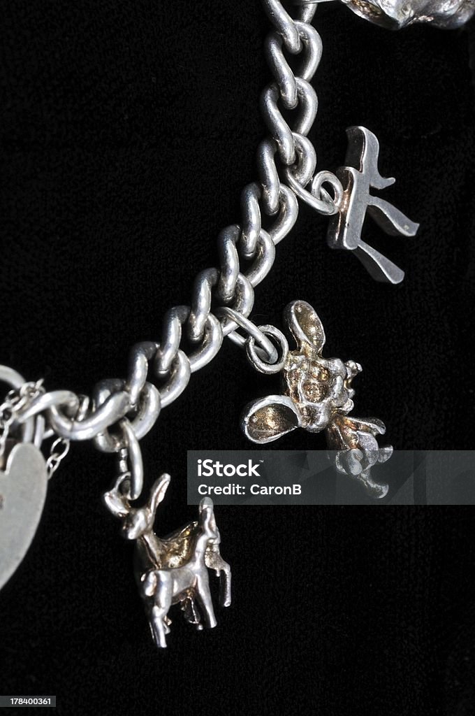 Amuletos de prata na pulseira. - Foto de stock de Antigo royalty-free