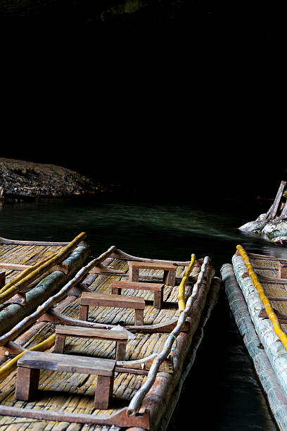 Pasajeros balsas Natural de bambúes con asientos para excursiones por el río - foto de stock