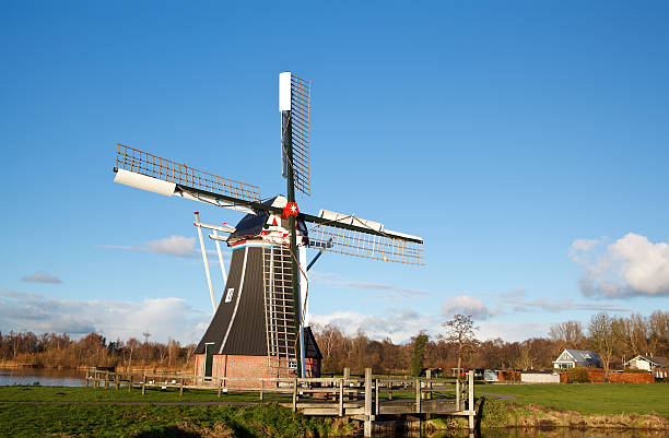 голландский ветряная мельница в солнечный день - netherlands windmill farm farmhouse стоковые фото и изображения