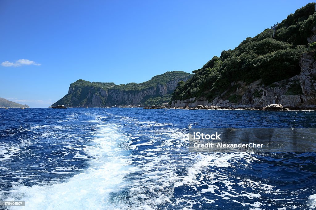 Rocky linia brzegowa Morze Tyrreńskie, Capri island-Włochy - Zbiór zdjęć royalty-free (Bez ludzi)