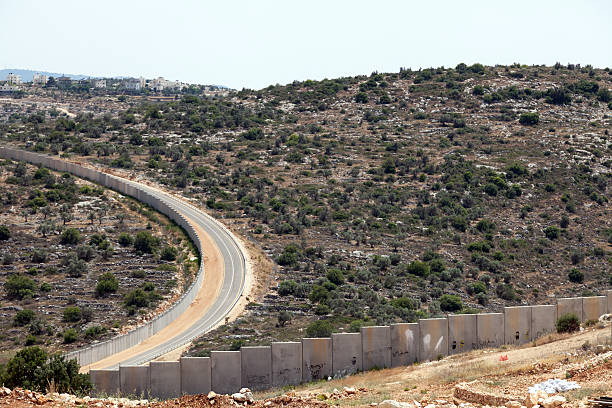 стеной разъединения израиля, палестины апартеид - bilin стоковые фото и изображения