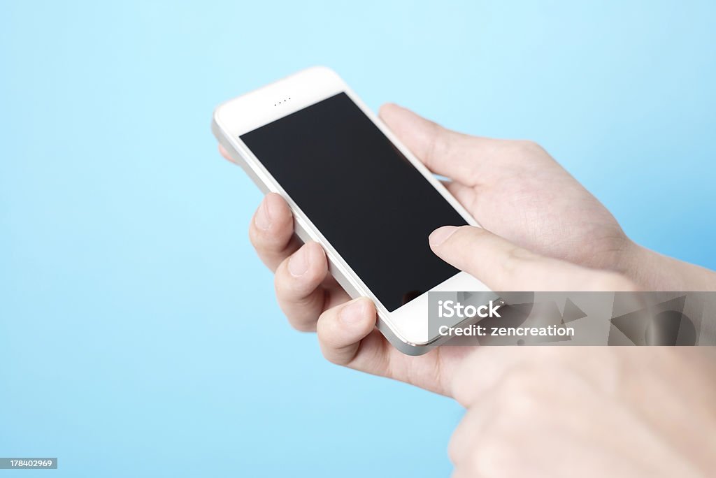 Hombre usando teléfono inteligente - Foto de stock de Botón pulsador libre de derechos