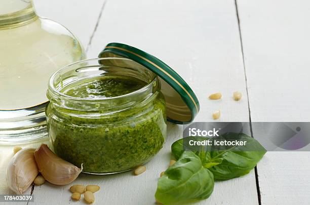 Pesto Foto de stock y más banco de imágenes de Aceite de oliva - Aceite de oliva, Ajo, Albahaca