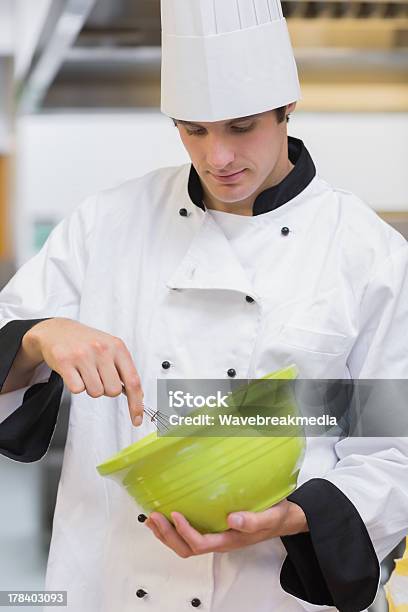 Chef Whisking Masa Empanada Foto de stock y más banco de imágenes de 20 a 29 años - 20 a 29 años, Adulto, Adulto joven