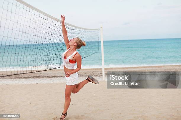 ビーチでのビーチバレー - カジュアルウェアのストックフォトや画像を多数ご用意 - カジュアルウェア, スポーツ, スポーツ バレーボール