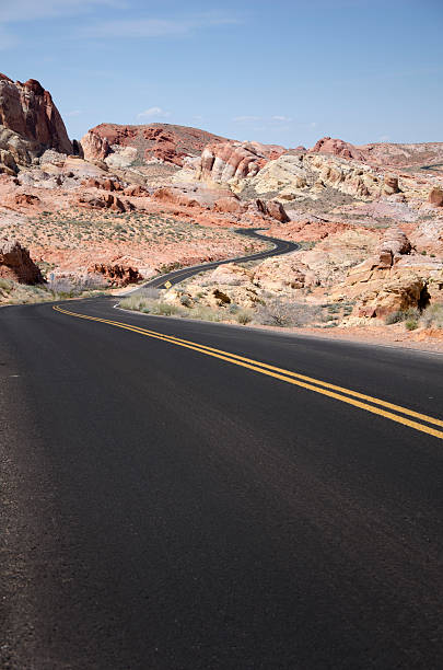 Carretera del desierto a través de Rocks - foto de stock