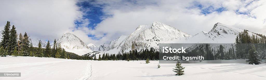 Invierno en las montañas - Foto de stock de Aire libre libre de derechos