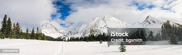 Invierno En Las Montañas Foto de stock y más banco de imágenes de Aire libre - Aire libre, Alberta, Azul