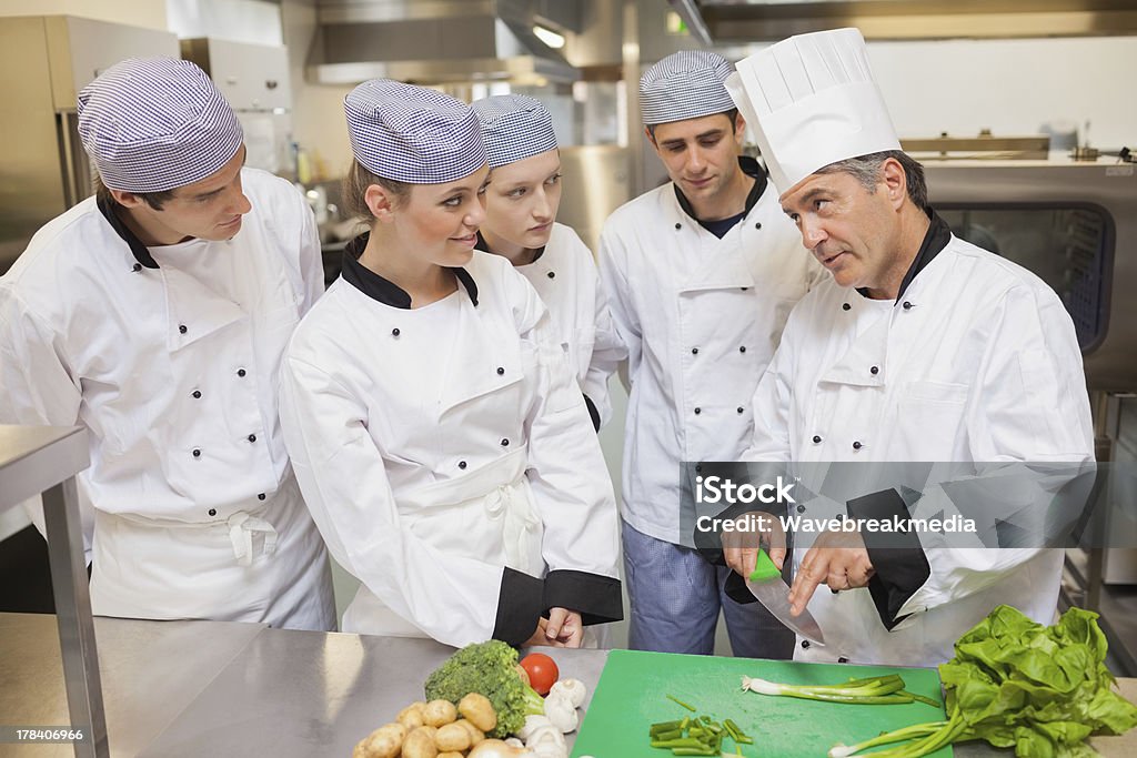 Auszubildende lernen, Gemüse Schneiden dünner - Lizenzfrei Kochberuf Stock-Foto