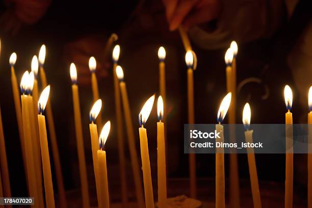 Candele Nella Chiesa Del Santo Sepolcro A Gerusalemme - Fotografie stock e altre immagini di Attrezzatura per illuminazione