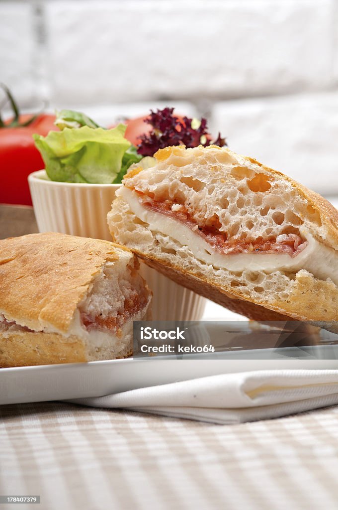 ciabatta panini-sandwich mit Parmaschinken und Tomaten - Lizenzfrei Abnehmen Stock-Foto