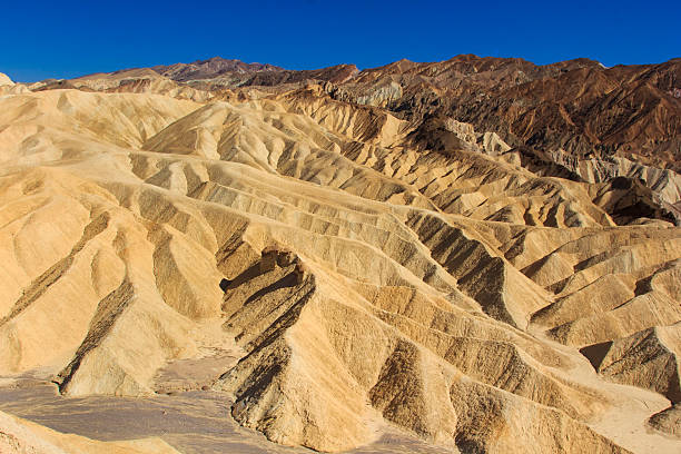 zabriskie punto en el valle de la muerte - sand dune sand orange california fotografías e imágenes de stock