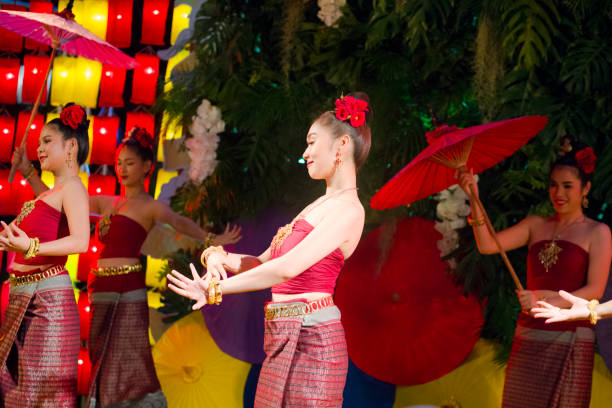 dan�çando jovens mulheres tailandesas fazendo dança rum thai. - true thailand classic - fotografias e filmes do acervo