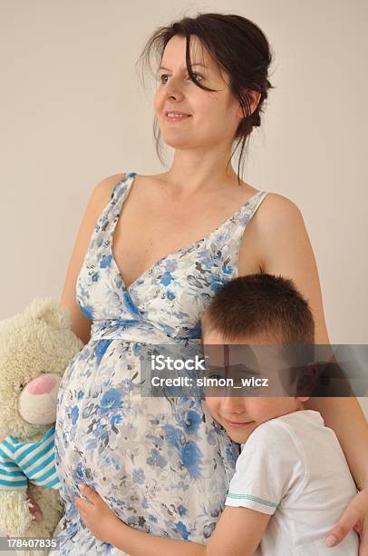 Foto de Feliz Menino Abraçando Sua Mãe Grávida e mais fotos de stock de 2-3 Anos - 2-3 Anos, 30 Anos, 30-34 Anos