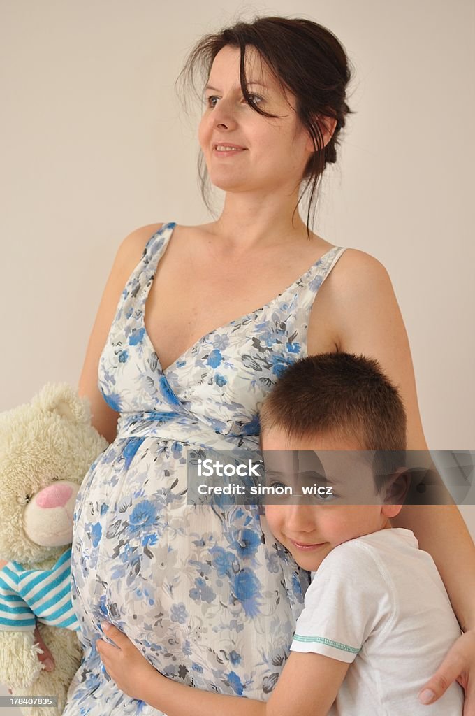 Счастливый Маленький мальчик фигуру его Беременная мать - Стоковые фото 2-3 года роялти-фри