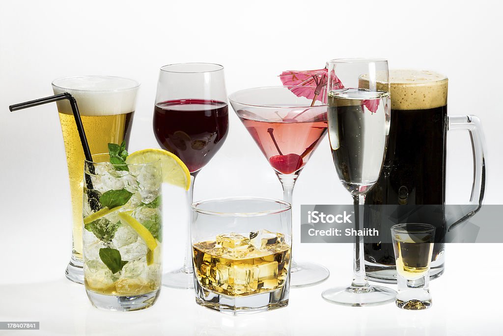 Vari tipi di bevande alcoliche su sfondo bianco - Foto stock royalty-free di Alchol