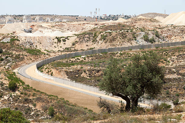 parede de separação palestina por israel, de apartheid - bilin - fotografias e filmes do acervo