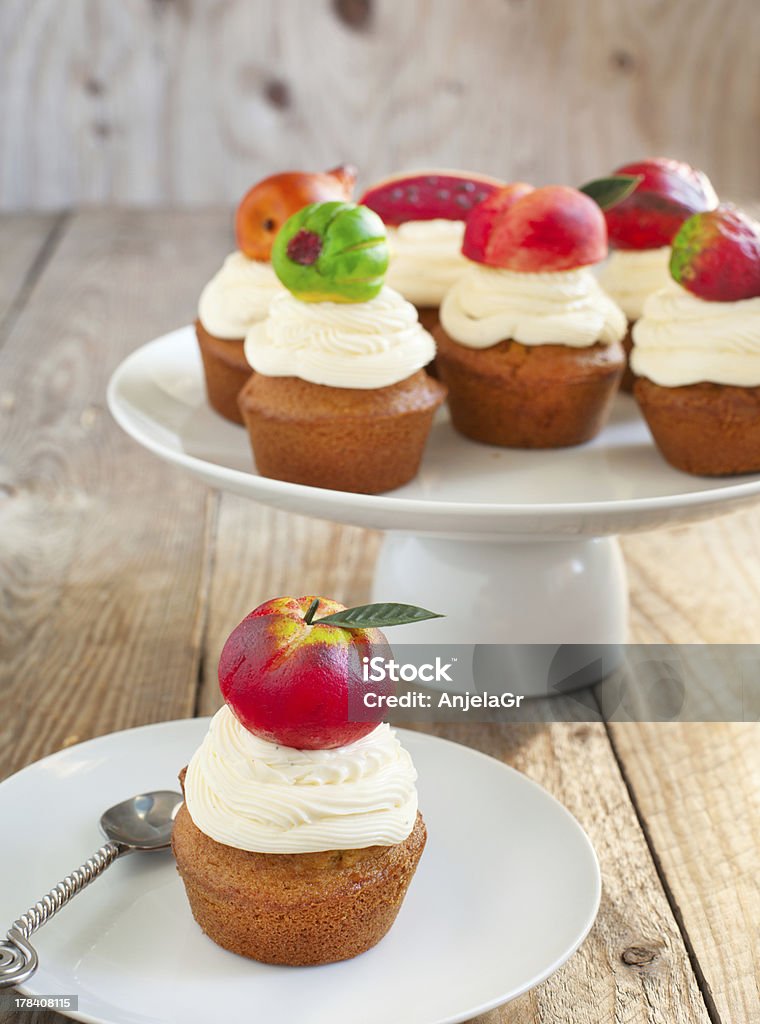 Cupcakes com creme de baunilha e frutas de marzipã - Foto de stock de Assado no Forno royalty-free