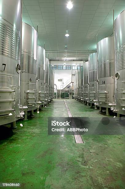 Moderna Azienda Vinicola Fermentare Processo - Fotografie stock e altre immagini di Acciaio - Acciaio, Acciaio inossidabile, Agricoltura