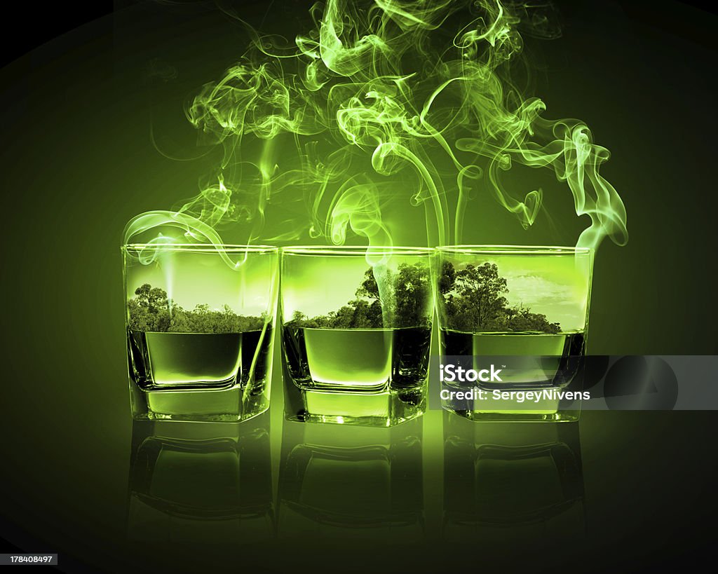 Tre bicchieri di birra verde absinth - Foto stock royalty-free di Alchimia