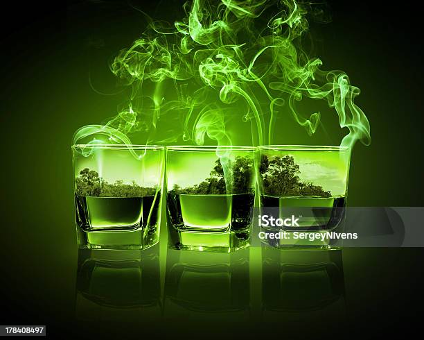 Trzy Szklanki Green Absinth - zdjęcia stockowe i więcej obrazów Absynt - Absynt, Alchemia, Alkohol - napój