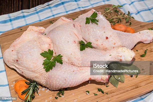 Pollo Preparados Las Piernas Foto de stock y más banco de imágenes de Alimento - Alimento, Barbacoa - Comida, Carne