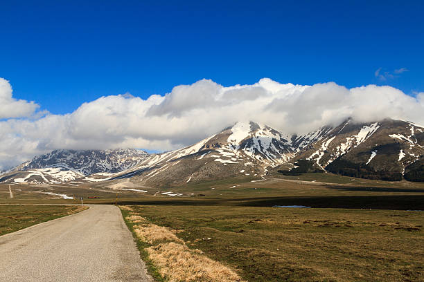 istock The road of Campo Imperatore 178409278