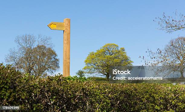 Żółty Publicznego Znak Ścieżka - zdjęcia stockowe i więcej obrazów Anglia - Anglia, Arteria, Celować