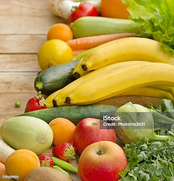 Frisches Obst Und Gemüsevegane Speisen Stockfoto und mehr Bilder von Apfel - Apfel, Aprikose, Banane