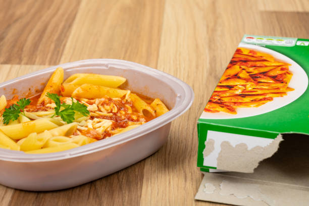 pasta fertiggericht neben umkarton - gefrorener-see stock-fotos und bilder