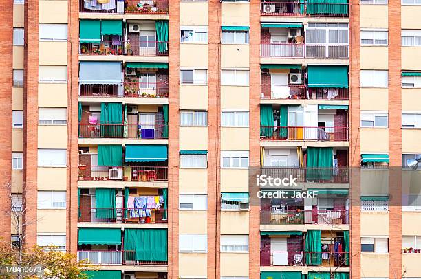 Ściany Dom Mieszkalny Śródziemnego - zdjęcia stockowe i więcej obrazów Architektura - Architektura, Badalona, Balkon