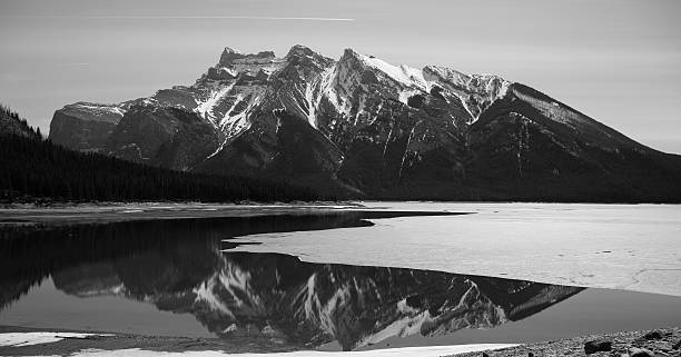 istock Lake Minnewanka 178410931