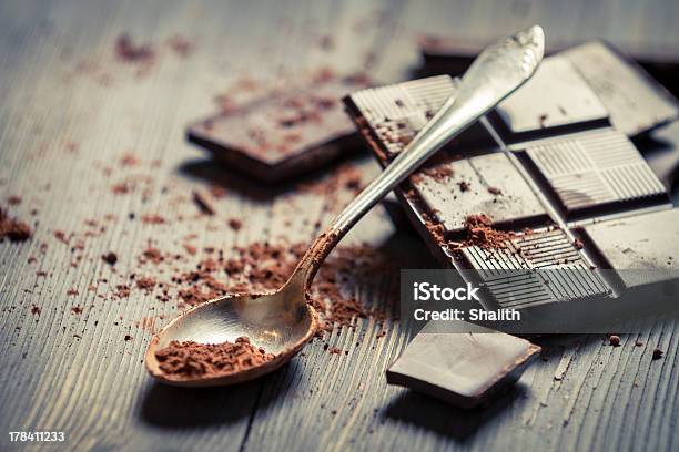 Photo libre de droit de Poudre De Cacao Sur La Cuillère Et Fond Chocolat Foncé banque d'images et plus d'images libres de droit de Tablette de chocolat