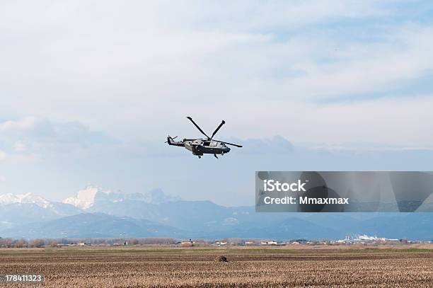 Helicóptero Na Planície - Fotografias de stock e mais imagens de Agressão - Agressão, Arma de Fogo, Atacar - Atividade desportiva