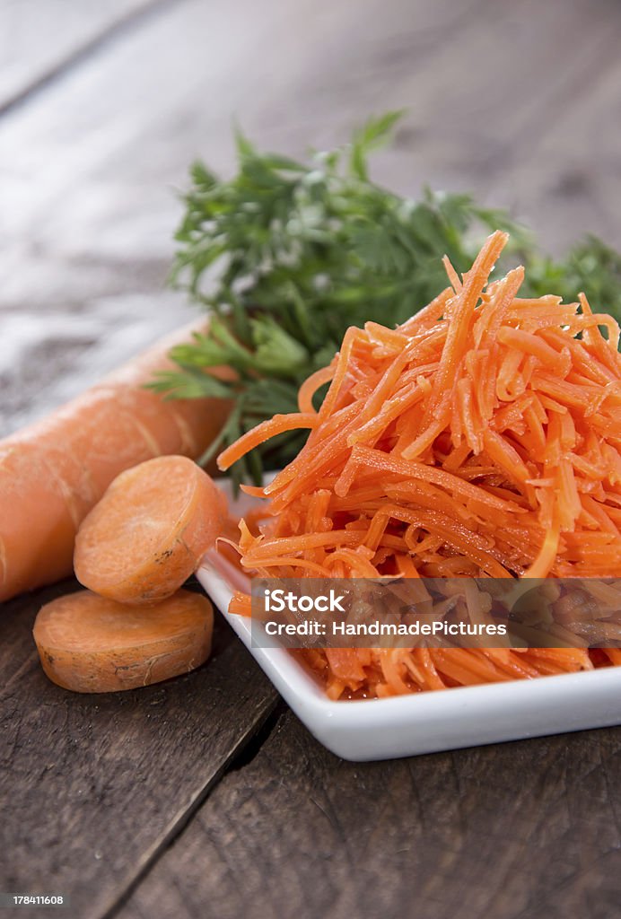 Kleine Teller mit Karotten-Salat - Lizenzfrei Fotografie Stock-Foto