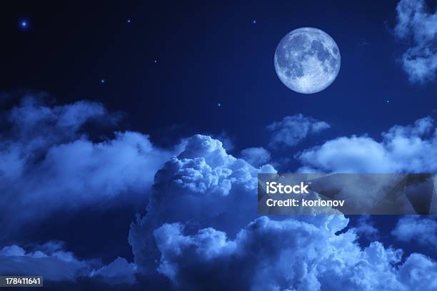 Drammatico Cielo Notturno Con La Luna Piena - Fotografie stock e altre immagini di Notte - Notte, Nube, Panorama di nuvole